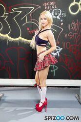 Пацаны, у кого тут фетиш по девкам в коротких юбках?