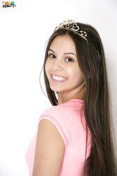 Молодец, сиськи показала. А пизду че, жалко что ли?