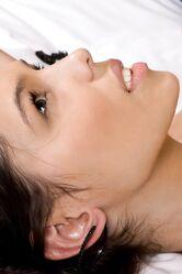 Покажешь, что там у тебя под юбочкой?