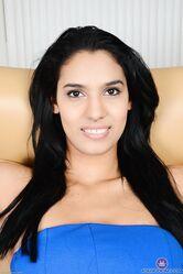 Когда у тебя идеальная форма половых губ, и пизду показать не стыдно!