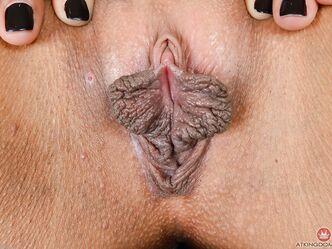 Когда у тебя идеальная форма половых губ, и пизду показать не стыдно!