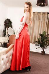 Девушка в красном, дай нам несчастным