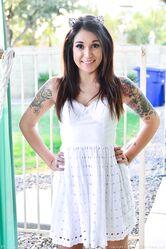 Можешь рассматривать меня, пока я добрая!