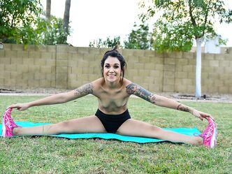 Можешь рассматривать меня, пока я добрая!