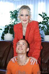 Перед пиздолизами все дырки открыты