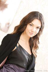 А ты наверное думал я трусики сниму и свою сладкую писечку покажу?