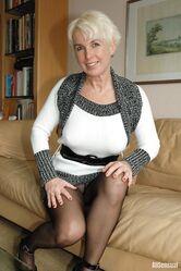 Ты же уже бабушка. Куда ты лезешь!