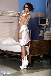 Снимай штанишки, я тебе укольчик буду ставить!