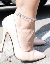 А ты я смотрю, совсем совесть потеряла