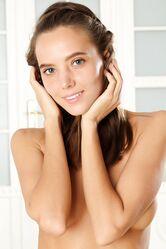 Хочешь со мной полежать?