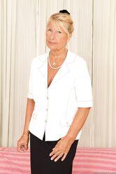 Бабулька, тебе на пенсию не пора?