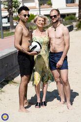 Блядь старая, тебе на пенсию не пора?