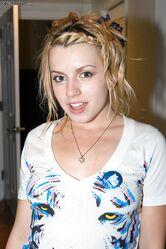 Она считает, что ее груди самые красивые. А ты как думаешь?