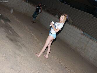 Она считает, что ее груди самые красивые. А ты как думаешь?