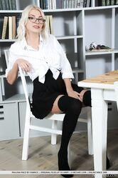 Кажется за этой сучкой весь мой офис будет бегать