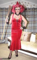 Твоей дырке пора на пенсию!