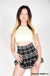 А покажи, что там у тебя под юбочкой!