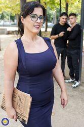 Дай бляде волю, и она еще не то себе позволит!