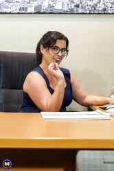 Дай бляде волю, и она еще не то себе позволит!