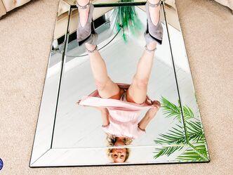 Вот только и остается, что с пиздой играться