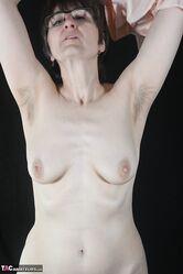 Ну как тебе мой стриптиз? Хоть немного возбуждает?