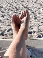 Приходи ко мне на пляж, трусы сними и рядом ляжь