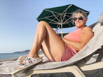 Приходи ко мне на пляж, трусы сними и рядом ляжь