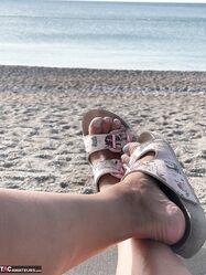 Приходи ко мне на пляж, трусы сними и рядом ляжь