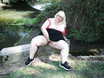 Если бы у тебя год не было бабы, вдул бы ей?