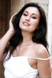 Что будешь делать, если такую красотку на улице встретишь?