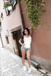 Что будешь делать, если такую красотку на улице встретишь?