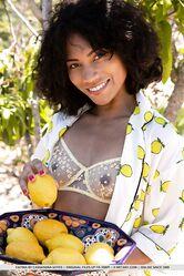 Она наверное гордиться своей дырочкой