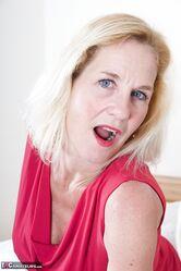 Эта зрелочка еще и молодежи фору даст