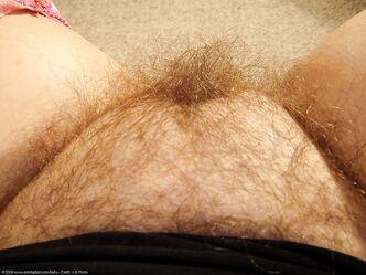 Как все заросло. Видать милфу очень давно не трахали!