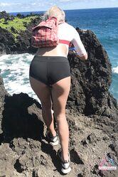 И вообще я красавица, а не жалкая блядь!