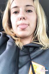 Она моя королева а не шлюха!