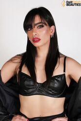 А вы наверное думали, что я трусы сниму и вам пизду покажу?