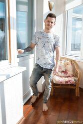 Такая молодая, а уже в жопу ебется